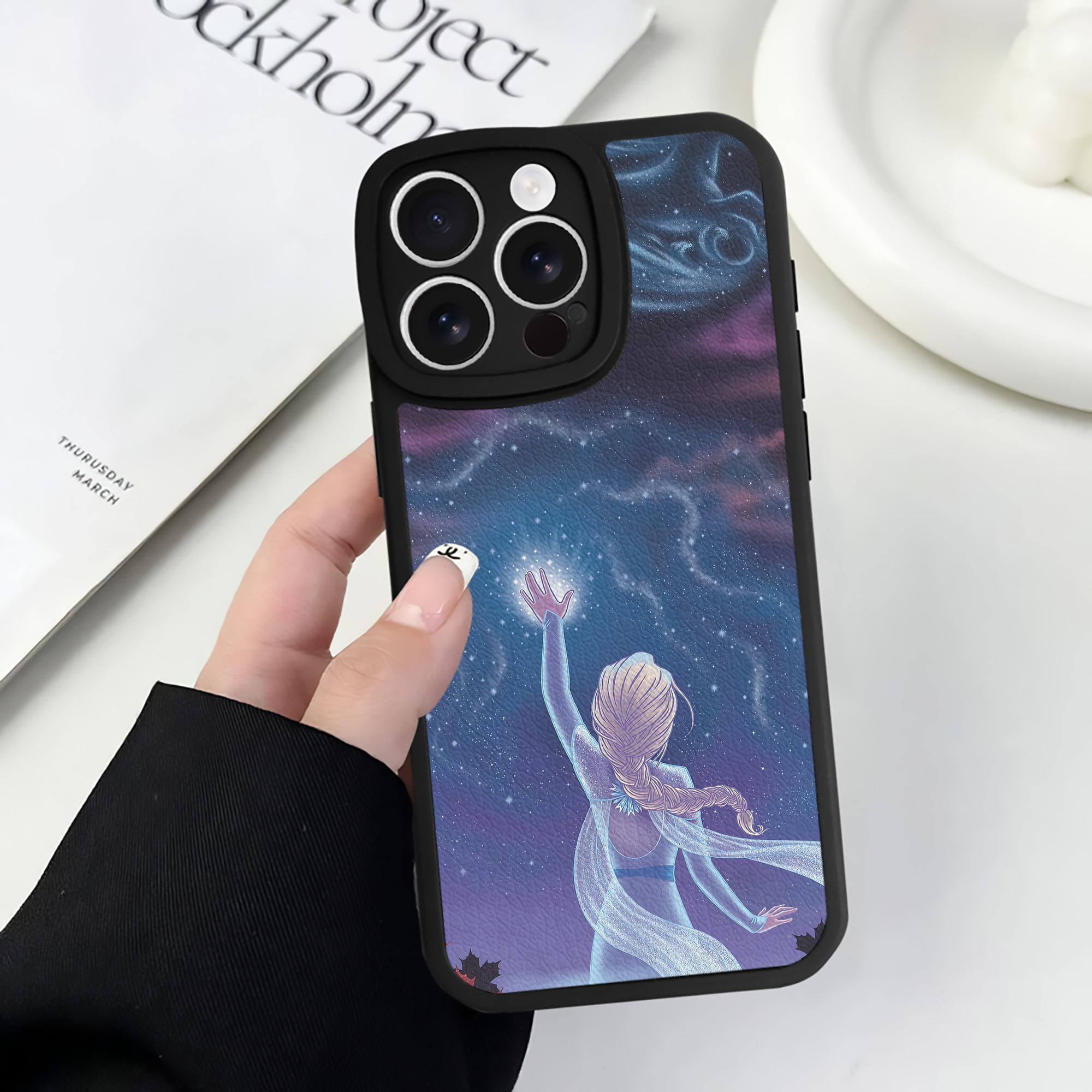 （画像用） アナと雪の女王 アンナ エルサ Frozen Anna Elsa 【iPhone 16シリーズ対応】シリコンスマホケース（レザー調） 材質：シリコン